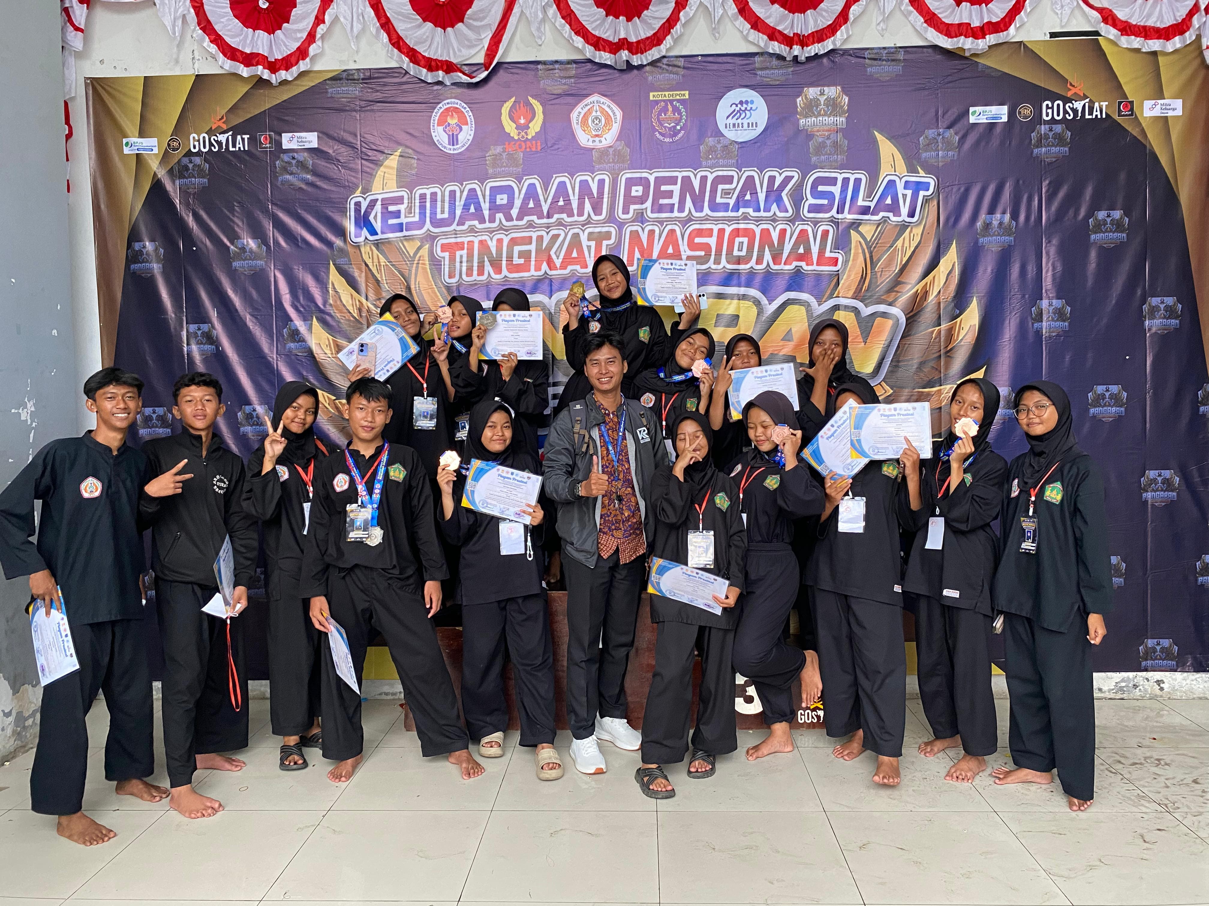 Ekstrakurikuler Pencak Silat SMP YAPENI meraih medali